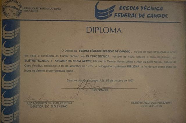 Diploma de Técnico en Electrotecnia, Escola Técnica Federal de Campos, curso concluido en 1996 (emitido el 5 de octubre de 1997)